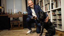Gib Pfötchen: Kurt ­Aeschbacher in ­seiner ­Büro-­Bibliothek mit Labrador-­Hündin Amélie (8).