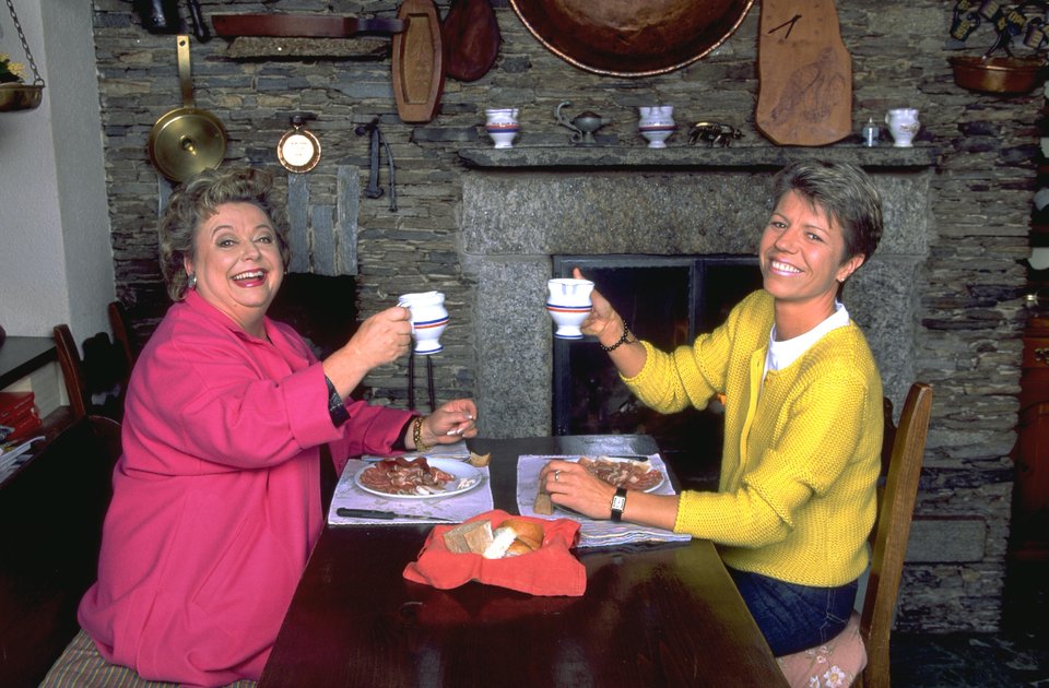 Nella Martinetti mit Freundin Marianne Schneebeli in einem Tessiner Grotto#Nella Martinetti with girl-friend Marianne Schneebeli in grotto