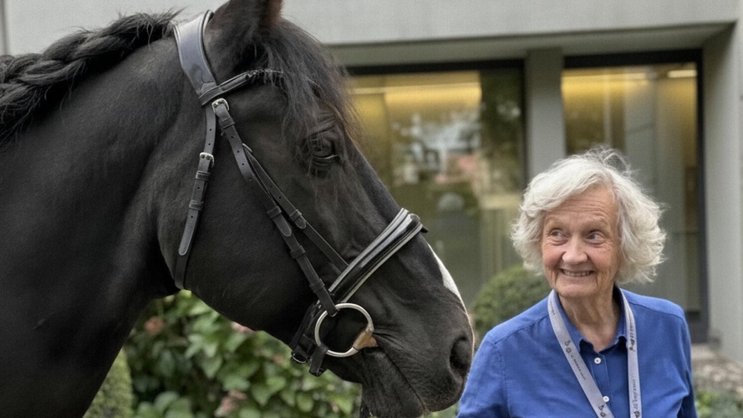 Da steht ein Pferd vor der Tür: Lilo Pulver mit Grosscousin Oliver Maibach, dessen Tochter Leonie und Ross Velours.