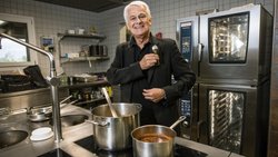 Franco Knie ist und bleibt ein ­Gastgeber. ­Begeisterte er ­früher das Zirkuspublikum, sind es heute die Gäste ­seines Restaurants «Himmapan Lodge» in ­Rapperswil.