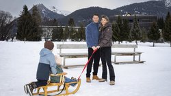 Leano, Mila, Dario und Laura Cologna (von links) spazieren durch ihren Wohnort Davos. Die Kinder ­lieben es, im Schnee zu spielen.