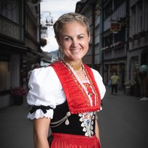Bei Volksmusik-Konzerten trägt ­Madlaina Küng am liebsten ihre rote Inner­rhoder Werktagstracht.