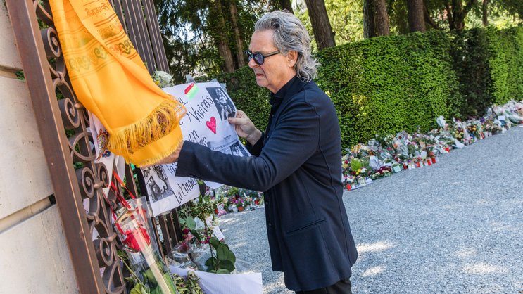 Erwin Bach be­gutachtet die Fan-Würdigungen für seine ver­storbene Frau.