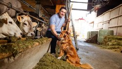 Glücklicher Bauer: Werner Schlegel im Stall in Hemberg SG. Von den 30 Milchkühen hat er vier als Schwinger gewonnen.
