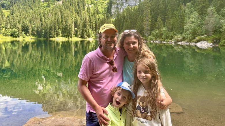 Harmonischer Familienausflug zum Hinterburgseeli in Brienz. Daniel Bentz hat mit Ehefrau Zoi und den ­gemeinsamen Kindern ­Sophia und ­Camille (l.) Spass.