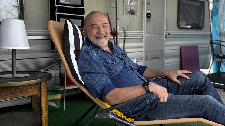 Übersommern im ­Wohnwagen: Bis Ende September lebt und spielt Christoph Wettstein in Dietikon ZH bei Karl’s Kühne Gassenschau.
