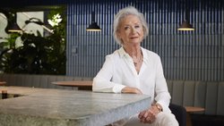 Voller Herbstmonat: Für Heidi Maria Glössner stehen vier Wiederaufführungen an, sowie ihr 83. Geburtstag am 20. Oktober.