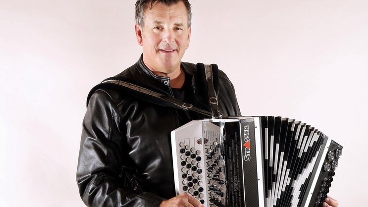 Die steirische ­Harmonika ist ­immer dabei: Volksmusikant Marc Pircher mit seinem Lieblingsinstrument.