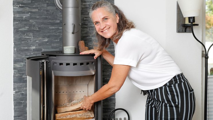 Viel Energie für die Bühne: Comedienne Chrissi Sokoll, hier daheim in Wallisellen, legt mit ihrem dritten Soloprogramm nach.