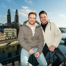 Sind in Zürich daheim und haben sich in der Limmat­stadt das Ja-Wort gegeben: Moderator Sven Epiney (r.) und sein Mann Michael.