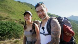 Manu Bukart und Tochter Alya wandern auf die ­Tessiner Capanna Alpe Nimi.