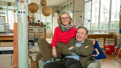 Verliebt wie am ersten Tag: Erna und Rolf Hürzeler sind seit 35 Jahren ver­heiratet. 1996 sind sie in eine ehemalige Stickerei in Wil SG gezogen.