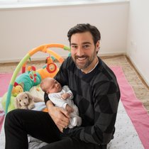 Baby Kian, beim Foto-Termin erst drei Wochen alt, fühlt sich bei seinem Onkel offensichtlich wohl.