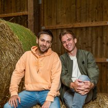 Aurel (r.) und Moritz Hassler sind nicht nur auf der Bühne, sondern auch privat ein eingespieltes Team.