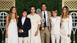 Der Federer-Clan nach der Aufnahme von Roger Federer in die Tennis Hall of Fame (v. l. Charlene, Lenny, Mirka, Roger, Leo und Myla).