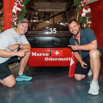 Eine Gondel für den Kitz­bühel-Sieger: Beat Feuz (r.) bei der Übergabe der roten Gondel an Marco Odermatt im Juni 2025.
