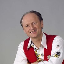 In Huby Mayers Leben dreht sich nach wie vor vieles um die Musik. Er komponiert Stücke für Blas- und Volksmusik sowie Kärntnerlieder. Selbst aktiv ist er «nur» noch in der Trachtenkapelle ­Flattach.