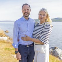 Egal, in welcher Lebens­lage: Kronprinz Haakon und Kron­prinzessin Mette-Marit stehen immer zusammen.