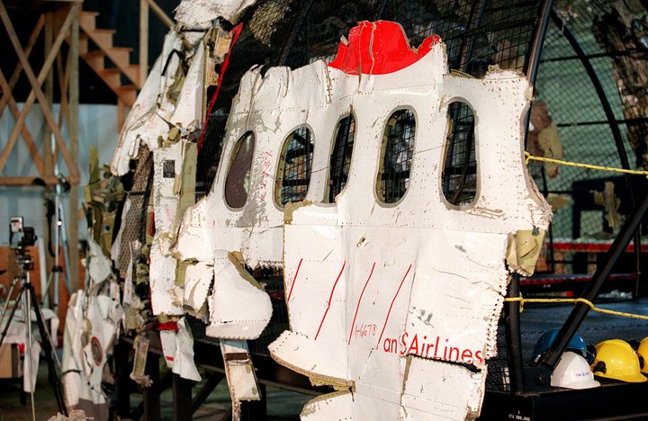 Kleinarbeit: Die abgestürzte Swissair-Maschine wurde aus den Trümmern Stück für Stück rekonstruiert.